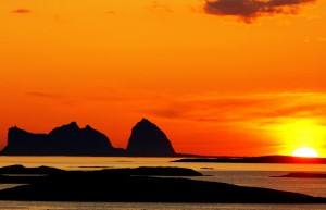 Midnight sun at the arctic coast. Photo by ToFoto, Nordnorsk Reiseliv