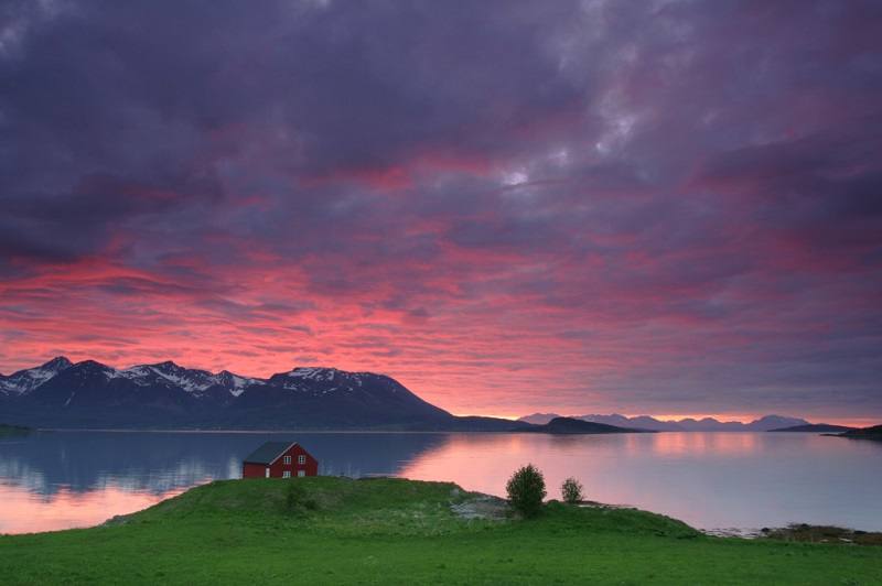 The Arctic coast of Norway. Photo by Frank Andreassen, www.nordnorge.com