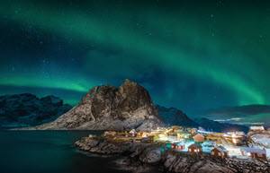 Magic Northern Lights on Lofoten Islands by Stian Klo, Hurtigruten