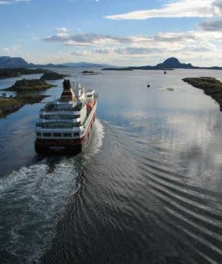 Cruise along the Helgeland Coast by Hermod-Sture Dreias, Hurtigruten