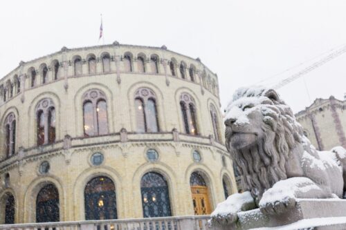 The parliament and the lion covered in snow by Didrick Stenersen, VisitOSLO