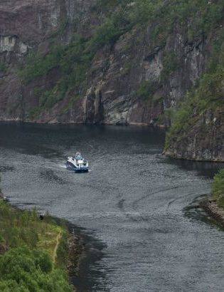 Cruise to Mostraumen by Rodne Fjordcruise
