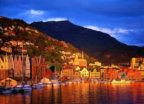 Bergen at sunset by Willy Haraldsen, Visit Bergen