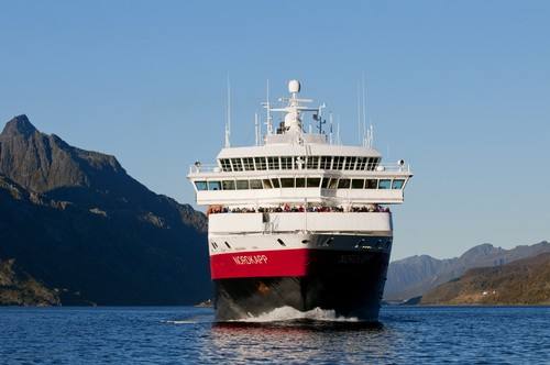 Sailing along the Norwegian Coast by Trym Ivar Bergsmo, Hurtigruten