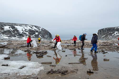 Beach cleaning activity by Stefan Dall, Hurtigruten